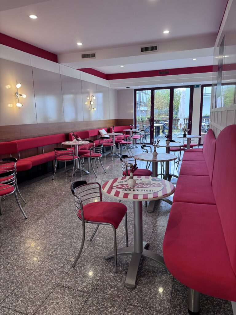 Eröffnung des Eisdealer-Cafés im August 2025