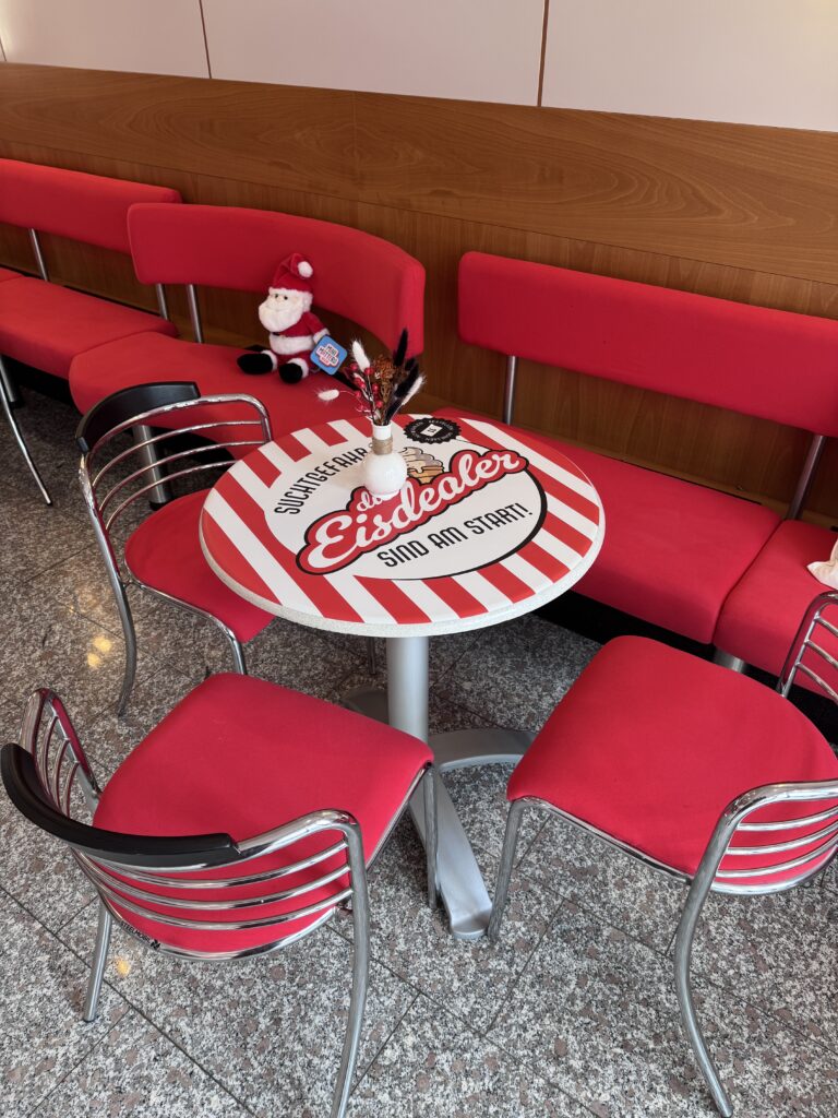 Eindrücke aus dem neu eröffneten Eisdealer-Café