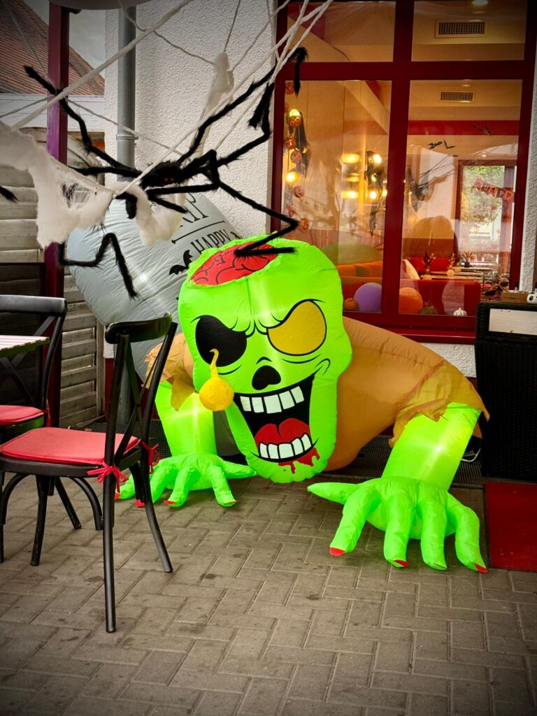 Halloween-Dekoration bei den Eisdealern 2025