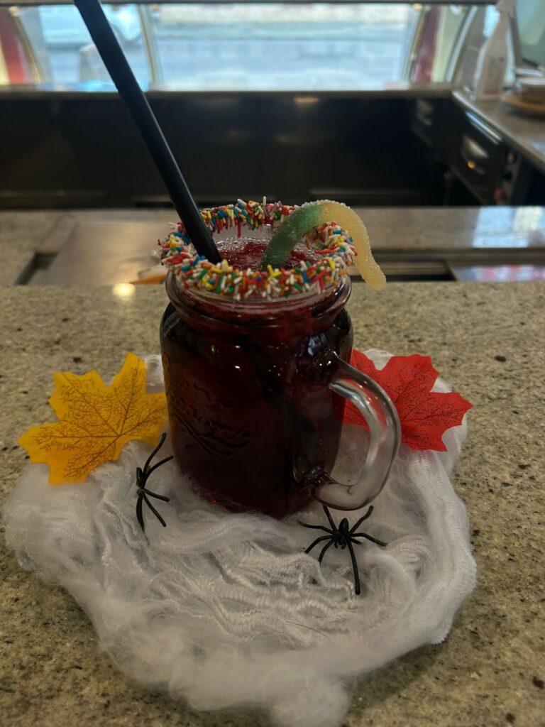 Halloween-Moment im Eisdealer-Café 2025
